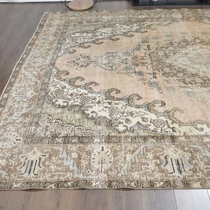 Tappeto anatolico vintage, 9,2 x 12 piedi, in lana turca annodata a mano, con motivo floreale boho nei toni del marrone e beige tenue, tappeto 9x12, ideale per soggiorno in stile rustico. immagine 7