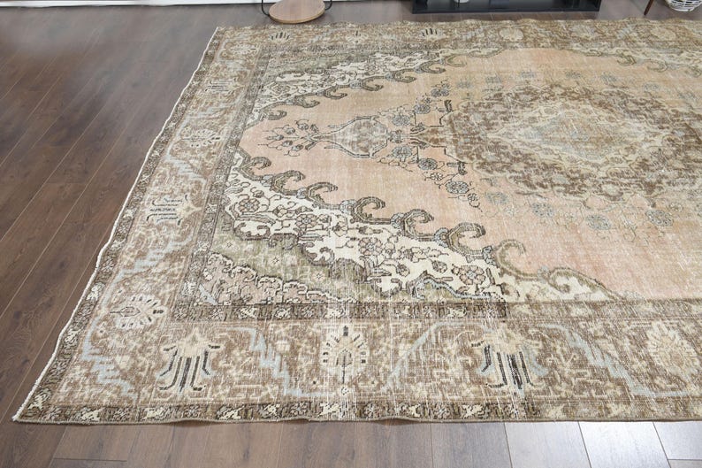 Tappeto anatolico vintage, 9,2 x 12 piedi, in lana turca annodata a mano, con motivo floreale boho nei toni del marrone e beige tenue, tappeto 9x12, ideale per soggiorno in stile rustico. immagine 7