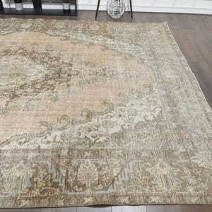 Tappeto anatolico vintage, 9,2 x 12 piedi, in lana turca annodata a mano, con motivo floreale boho nei toni del marrone e beige tenue, tappeto 9x12, ideale per soggiorno in stile rustico. immagine 5
