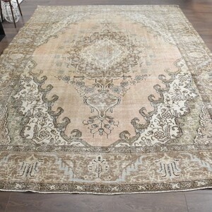 Tappeto anatolico vintage, 9,2 x 12 piedi, in lana turca annodata a mano, con motivo floreale boho nei toni del marrone e beige tenue, tappeto 9x12, ideale per soggiorno in stile rustico. immagine 2