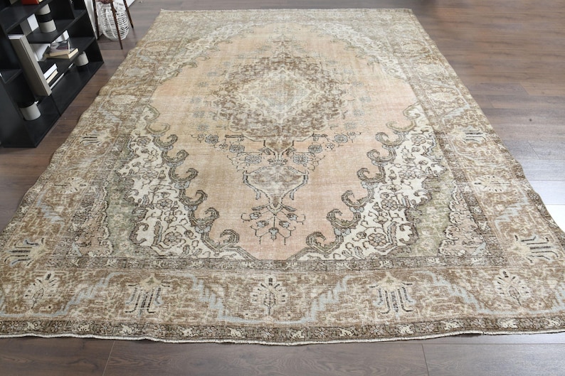 Tappeto anatolico vintage, 9,2 x 12 piedi, in lana turca annodata a mano, con motivo floreale boho nei toni del marrone e beige tenue, tappeto 9x12, ideale per soggiorno in stile rustico. immagine 2