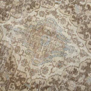 Tappeto anatolico vintage, 9,2 x 12 piedi, in lana turca annodata a mano, con motivo floreale boho nei toni del marrone e beige tenue, tappeto 9x12, ideale per soggiorno in stile rustico. immagine 8