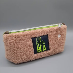 Kosmetiktasche Tiny Pouch, Teddyfell, Cordstoff, grün, Patch,  Stiftemäppchen, Krimskrams Tasche, Zipper Pouch, für unterwegs, Geschenk Frau