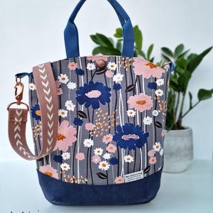 Shoppertasche Noella, mittelgroße Damen Umhängetasche, Handtasche, skandinavischer Stil, Blumenprint, blau grau rose, extravagant