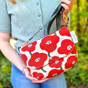 mittelgroße Umhängetasche Elfie, Handtasche für Damen, skandinavisches florales Design, Tasche rote Blumen, Frauenhandtasche, Taschenklappe