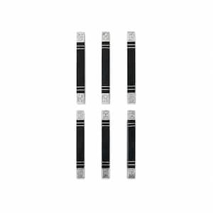 Peut inclure: Un ensemble de six poignées de placard rectangulaires dotées d'une section centrale noire mate flanquée d'extrémités en métal argenté. Chaque embout présente un motif hachuré texturé, séparé du centre noir par deux fines lignes argentées.