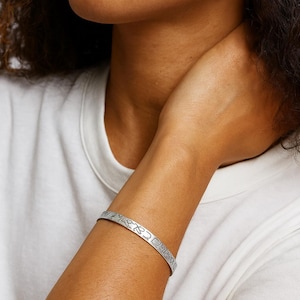 Pulseira étnica nepalesa gravada – Pulseira aberta ajustável em estilo tribal do Himalaia – Joias boho feitas à mão para homens e mulheres