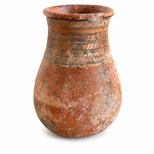 Peut inclure: Un vase en poterie de couleur terre cuite, de style antique, avec un corps arrondi et un bord légèrement évasé. Le vase présente des bandes horizontales décolorées de motifs décoratifs dans des tons plus foncés, suggérant l'âge. La surface a une texture vieillie.