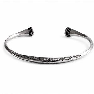 Adjustable 925 sterling silver Tuareg bracelet in solid silver & hand-engraved ebony – handmade ethnic jewelry, Bohemian chic, hallmarked silver