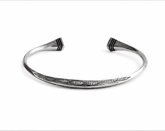 Bracciale tuareg regolabile in argento sterling 925, in argento massiccio e ebano inciso a mano – gioiello etnico fatto a mano, stile bohémien chic, argento punzonato
