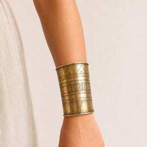 Bracciale rigido in ottone inciso, gioiello regolabile fatto a mano, bracciale lungo in oro, bracciale da donna artigianale, pezzo unico firmato