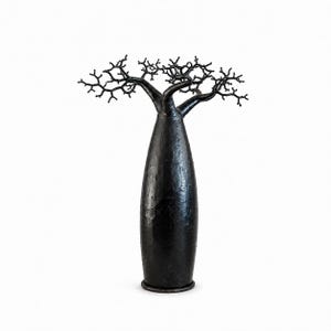 Può includere: Una scultura alta di colore nero a forma di baobab, con un tronco cilindrico liscio e un'ampia chioma ramificata. La superficie della scultura presenta una finitura opaca e testurizzata, con rami che si estendono in un motivo complesso.