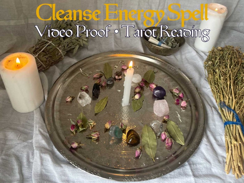 K&ouml;nnte beinhalten: Ein silbernes Tablett mit einer wei&szlig;en Kerze, Kristallen, getrockneten Kr&auml;utern und Rosenbl&uuml;ten. Der Text "Cleanse Energy Spell Video Proof Tarot Reading" befindet sich oben im Bild.