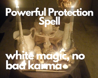 Pode incluir: Uma vela branca queima intensamente em uma mesa com outras velas, garrafas e um jarro branco. O texto "Powerful Protection Spell white magic, no bad karma" está escrito em letras brancas sobre um fundo escuro.