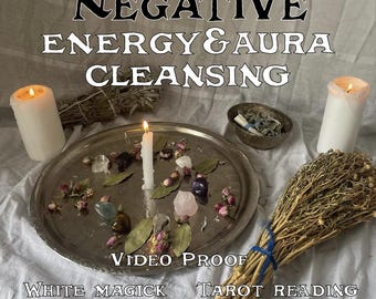 Op de afbeelding: Een zilveren dienblad met een brandende witte kaars, kristallen en gedroogde bloemen. De afbeelding bevat de tekst "NEGATIVE ENERGY & AURA CLEANSING". Extra tekst luidt "VIDEO PROOF", "WHITE MAGICK", "TAROT READING INCLUDED" en "NO BAD KARMA."