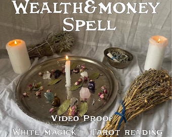 Puede incluir: Una bandeja plateada con una vela blanca encendida, cristales y flores secas. Dos velas blancas encendidas flanquean la bandeja. También se ven manojos de hierbas secas y el texto "WEALTH & MONEY SPELL".
