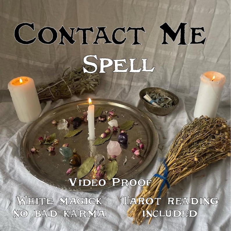 Op de afbeelding: Een zilveren dienblad met een brandende witte kaars, kristallen en gedroogde bloemen. Twee brandende kaarsen flankeren de lade, met kruidenbundels en de tekst "Contact Me Spell" en "Video Proof".