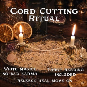 Puede incluir: Una configuración de ritual espiritual con un plato de vidrio que contiene arena, hierbas y cristales. Dos velas encendidas en soportes de latón flanquean el plato. Se ven rodajas de naranja secas y el texto "CORD CUTTING RITUAL".