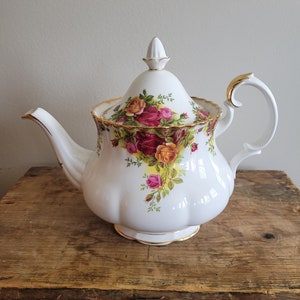 Royal Albert Old Country Roses Large Teapot | Old Country Roses | Made in England | Royal Albert Bone China Teapot