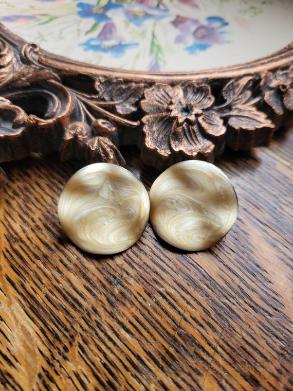 Boucles D'oreilles Vintage AVON Métal Doré émaillé Beige - Occasion - Fermoir Clous