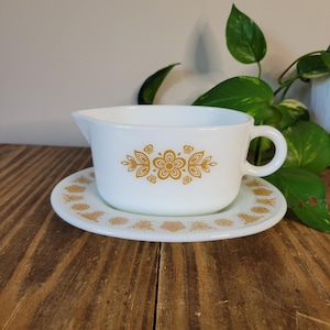 Molheira e prato inferior vintage em forma de borboleta dourada Pyrex