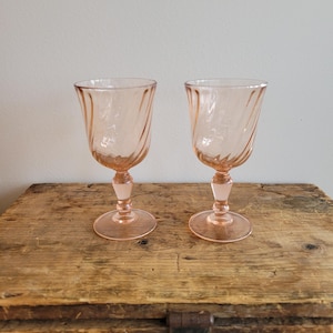 Vintage Französische Rosa Weingläser | Pink Swirl Arcoroc Frankreich Weingläser | 2er Set Rosa Gläser | Vintage Gläser | Vintage Frankreich