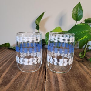 Vasos de jugo de rayas azules y blancas de dominio vintage / Vasos de jugo vintage / Juego de 2 / Vasos de agua de mediados de siglo / Cocina vintage