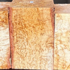 Bloki z drewna brzozowego z Karelii: suszone drewno liściaste na kuksę i kubki drewniane