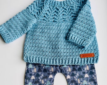 Set fatto a mano di maglione e pantaloni per bambino