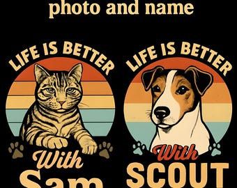 Pode incluir: Design de camiseta preta com uma ilustração de gato e cachorro. O texto diz "Life is Better With Sam" e "Life is Better With Scout". O texto superior diz "Custom Tees. Email your pet's photo and name."