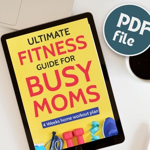 Könnte beinhalten: Ein digitales Tablet zeigt ein gelbes und rotes E-Book-Cover mit dem Titel "Ultimate Fitness Guide for Busy Moms" und dem Text "4 Weeks home workout plan". Das E-Book-Cover zeigt außerdem ein Springseil, Hanteln und ein Maßband. Das Tablet befindet sich auf einer weißen Oberfläche mit einem Laptop, einer Tasse Kaffee und einem Stift.