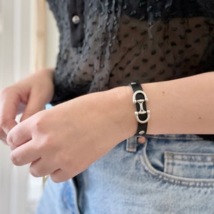 Black leather bracelet with zamak horsbit charm and magnetic clasp in silver or gold, wristand for women and men in luxury leather