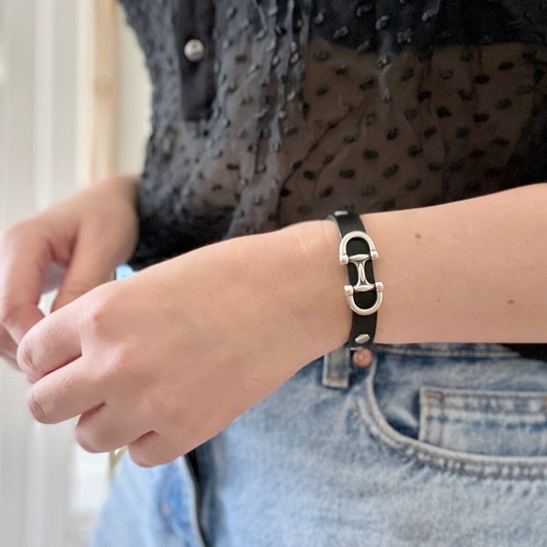 Elégant bracelet en cuir noir motif motif mors de cheval avec bijouterie or ou argent et fermoir magnétique