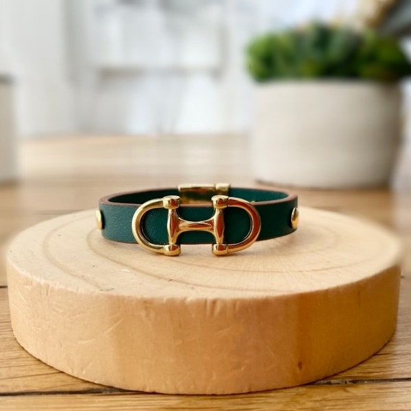 Bracelet en cuir vert type équestre avec breloque mors de cheval et clous fermoir magnétique disponible en or ou argent