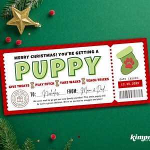 Peut inclure: Un bon cadeau de Noël avec l'inscription "MERRY CHRISTMAS! YOU'RE GETTING A PUPPY". Le certificat comprend un bas vert avec des empreintes de pattes et une bordure rouge. Le tout sur un fond vert.