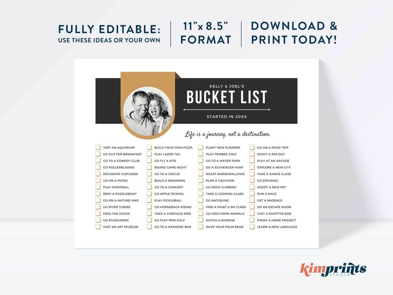 Op de afbeelding: Een afdrukbare bucketlist met een zwart en gouden kleurenschema. De lijst is getiteld "Kelly & Joel's Bucket List" en bevat een verscheidenheid aan activiteiten, zoals het bezoeken van een aquarium, naar een comedyclub gaan en frisbee golfen. De lijst is gestart in 20XX.