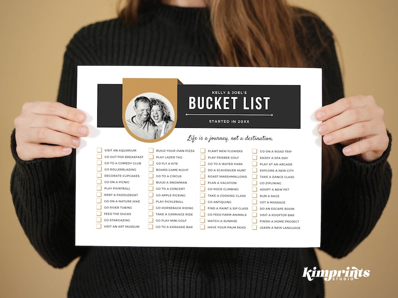 Op de afbeelding: Een zwart-witte afdrukbare bucketlist met een gouden rand. De lijst is getiteld "Kelly & Joel's Bucket List" en bevat een verscheidenheid aan activiteiten, zoals het bezoeken van een aquarium, picknicken en het leren van een nieuwe taal.
