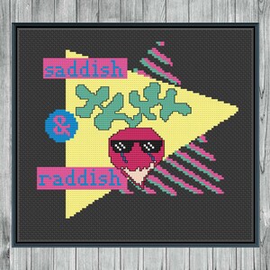 Puede incluir: Arte de punto de cruz con un personaje de rábano con gafas de sol y llorando, con las palabras "saddish & raddish". El diseño incluye un triángulo amarillo, formas turquesas y rayas rosas y turquesas, todo sobre un fondo negro.