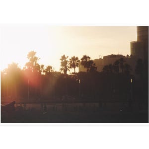 Cartão postal do sol de despedida de Barcelona