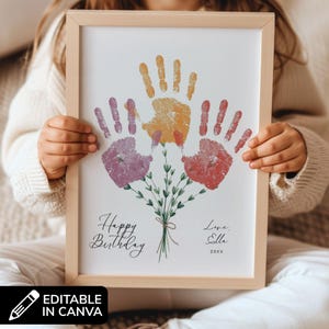 Könnte beinhalten: Gerahmter Druck mit bunten Handabdrücken in einem Bouquet-Design. Die Handabdrücke sind in Orange, Lila und Rot gehalten. Der Text "Happy Birthday" ist in Schreibschrift geschrieben, mit dem Namen "Ella" und dem Jahr "20XX".