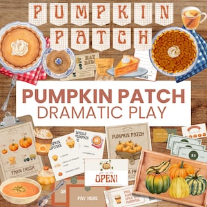 Pode incluir: Imagem com tema de outono com o texto "Pumpkin Patch Dramatic Play". Apresenta uma variedade de itens com tema de abóbora, incluindo tortas, cupcakes, ingressos e dinheiro de brinquedo. Há também abóboras e cabaças em uma bandeja de madeira.