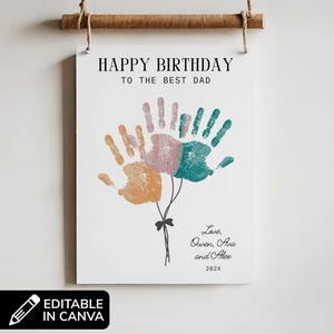 Puede incluir: Una impresión blanca con el texto "HAPPY BIRTHDAY TO THE BEST DAD" y huellas de manos en naranja, rosa y verde azulado. La impresión incluye los nombres "Owen, Ava y Alex" y el año "202X". La impresión está colgada de una barra de madera.