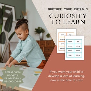 Peut inclure: Un jeune gar&ccedil;on joue avec des tuiles d'alphabet color&eacute;es. Les tuiles sont dispos&eacute;es en grille avec des mots comme "able", "ago", "above" et "add". Le texte "NURTURE YOUR CHILD'S CURIOSITY TO LEARN" est en haut de l'image. Le texte "RESEARCHED-BACKED & DESIGNED BY A PSYCHOLOGIST" est en bas de l'image.