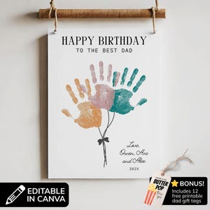 Può includere: Un poster bianco appeso a un bastone di legno con il testo HAPPY BIRTHDAY TO THE BEST DAD. Sotto il testo ci sono tre impronte di mani in arancione, rosa e verde acqua, con linee nere che formano dei palloncini. Il testo Love, Owen, Ava and Alex 202X è stampato in basso.