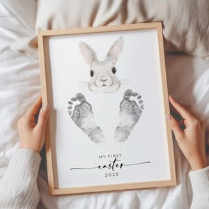 Stampa artistica con la prima impronta di Pasqua del bambino, impronta di piede del coniglietto pasquale, decorazione d'interni per la cameretta dei bambini, regalo di Pasqua fai da te per la nonna