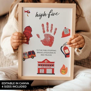 Könnte beinhalten: Ein gerahmter Druck mit hellem Holzrahmen zeigt einen roten Handabdruck und Illustrationen zum Thema Feuerwehr. Der Text enthält "high five" und "TO THE FIRE-STOPPING BRAVE LIFESAVERS IN RED TRUCKS". Der Druck enthält auch den Text "EDITABLE IN CANVA 4 SIZES INCLUDED".