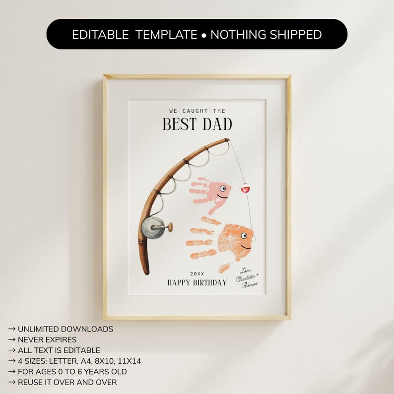 K&ouml;nnte beinhalten: Ein digitaler Kunstdruck mit einer Angelruten-Illustration und zwei Fischmotiven aus Handabdr&uuml;cken. Der Text lautet WE CAUGHT THE BEST DAD, 20XX, HAPPY BIRTHDAY und Love, Charlotte + Thomas. Das Design befindet sich in einem hellen Holzrahmen.