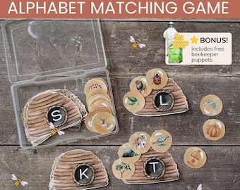 Peut inclure: Jeu de cartes éducatives de phonétique avec des cartes en forme de ruche portant les lettres S, K et T, et des cartes circulaires illustrées. Comprend un boîtier de rangement en plastique transparent et une carte bonus avec le texte : BONUS! Includes free beekeeper puppets.