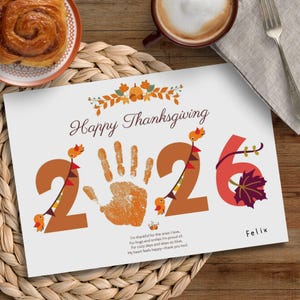 以下が含まれることがあります： 「Happy Thanksgiving」の文字とオレンジ色の数字「226」が描かれた感謝祭のカード。中央には手形があり、詩と「Felix」という名前が書かれています。