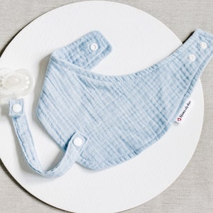 Musselintuch Baby mit Namen und Schnullerband Set, Schnullerkette Set / Dreieckstuch, Spucktuch, Halstuch, Babyhalstuch, Geschenkset Baby Hellblau